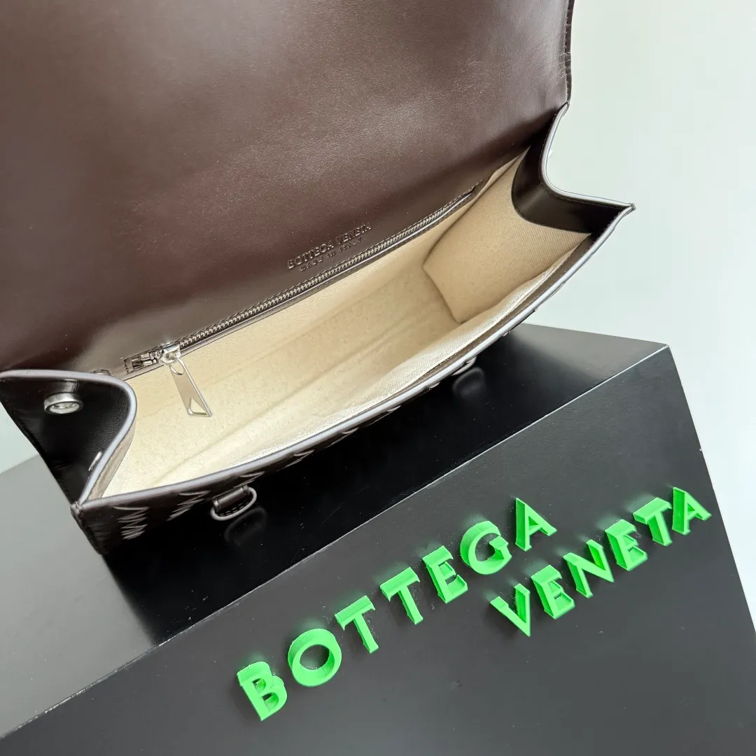 Batch 1960 BOTTEGA VENETA 2025 new product PICCOLO PORTFOLIO men's briefcase is officially shipped. BV's briefcases have always continued the simple and elegant design, and this time is no exception. The difference is that the overall shape of this briefcase is free and youthful, which reduces a lot of seriousness and creates a relaxed atmosphere. The small size can also be worn cross-body, which is very convenient for elites who do not need to carry many items when going out. The open-top design is more simple. It comes with two open small compartments and a large zippered compartment. It can be stored in an orderly manner anytime and anywhere, and the items carried in the bag can be clearly seen at a glance. Style number: 815785 Size: 30*21*6.5cm
